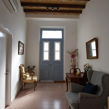 Extra Large With Courtyard Appartement